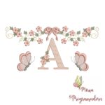 Matriz de bordado – Alfabeto Arabesco Flores Borboletas - Imagem 2