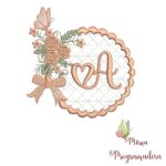 Matriz de bordado – Alfabeto Moldura Flores Lacinho - Imagem 2